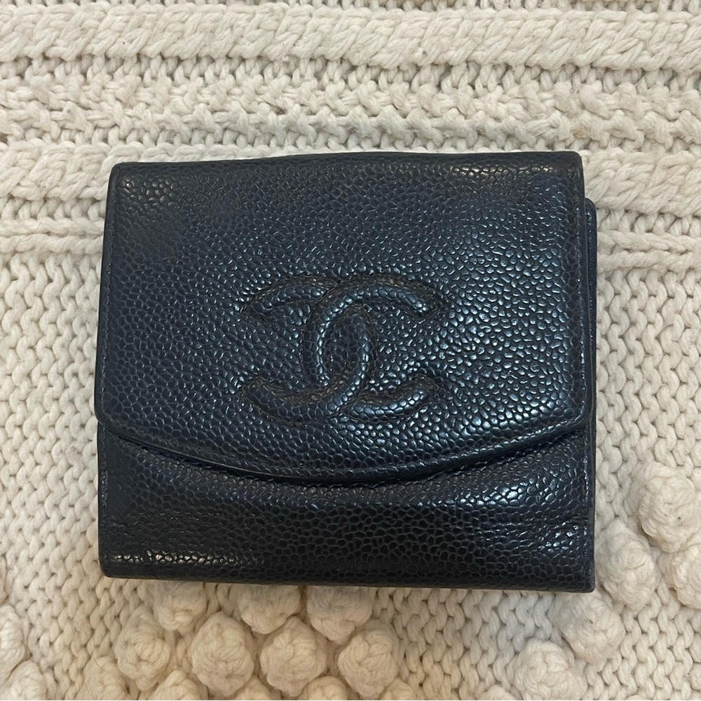 Preloved Chanel bifold wallet in caviar leather